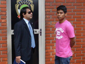 Acusado de homicídio no Jardim Piratininga ao lado do advogado Nilson Alexandre durante a apresentação - Foto: Osvaldo Duarte