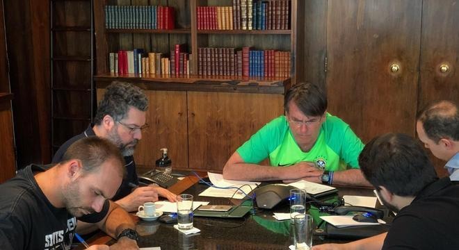 Bolsonaro aceita ajuda de Israel para conter incêndios na Amazônia Bolsonaro aceita ajuda de Israel para conter incêndios na Amazônia. Reprodução