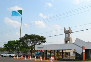 Bandeira foi hasteada a 28 metros do chão.