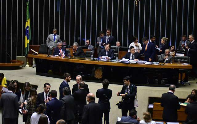 Câmara aprova tornar crime divulgar foto ou vídeo com nudez sem autorização Deputados reunidos em plenário nesta terça (21) durante análise de projeto sobre nudez na internet (Foto: Zeca Ribeiro/Câmara dos Deputados)