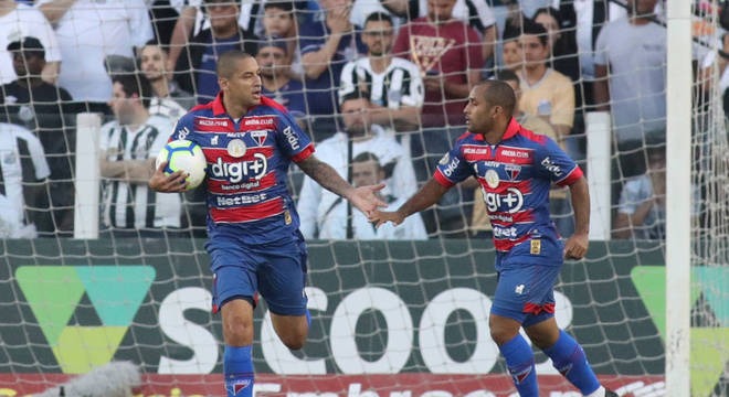 Após abrir 3 a 0, Santos tropeça em casa e empata com Fortaleza Fortaleza corre atrás do placar e empata com o Santos na Vila
REUTERS/Amanda Perobelli