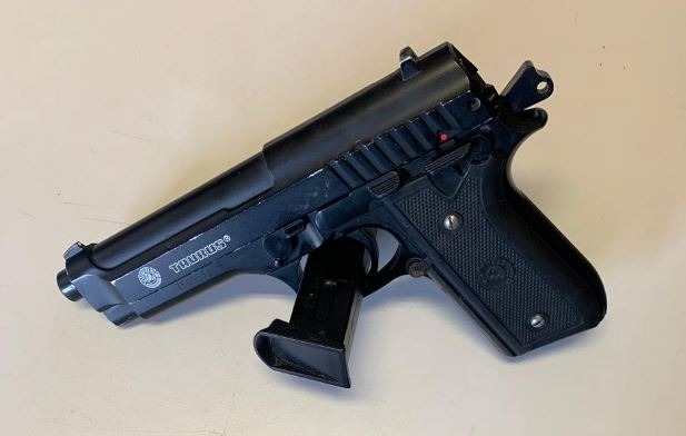 Após roubar moto, homem é preso com simulacro de pistola Simulacro de pistola utilizada no cometimento do crime. Divulgação