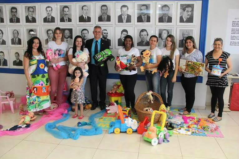 Vereador cria projeto para celebrar o "Dia Municipal do Brincar" Foto – Thiago Morais
Vereador Sergio Nogueira com coordenadoras e professoras da Educação Infantil de Dourados