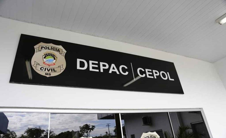 Motorista é roubado por travestis ao parar em semáforo na Capital Motorista é roubado por travestis ao parar em semáforo na Capital