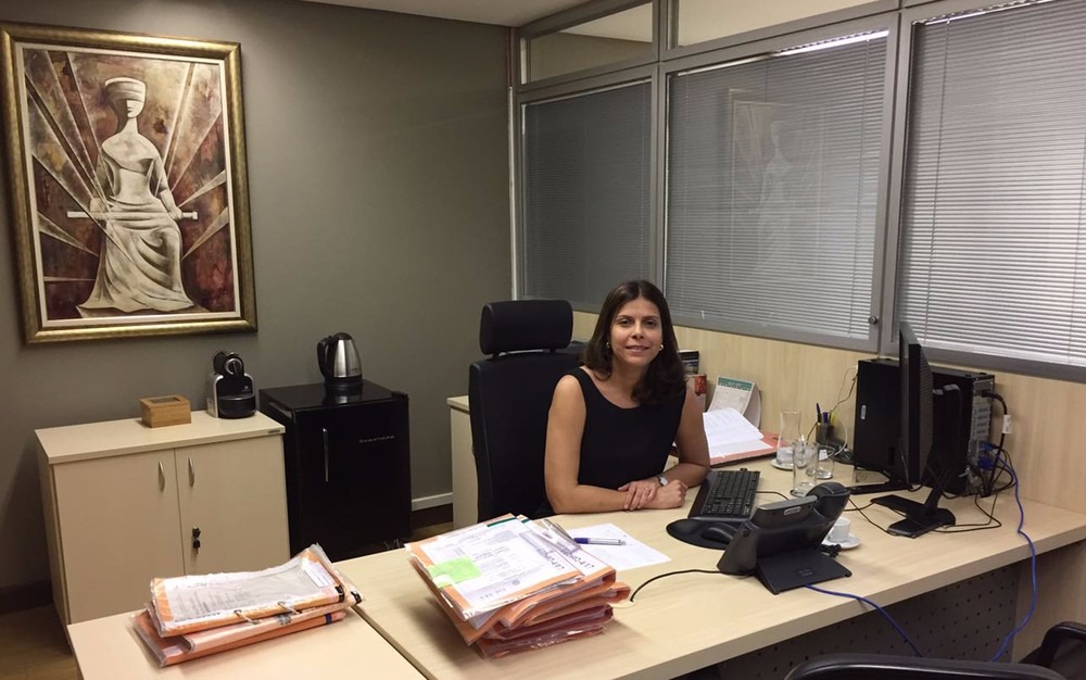 Diferença de salário médio de homens e mulheres pode chegar a quase R$ 1 mil no país Ana Cláudia Mendes é juíza da 1ª Vara Criminal de Brasília (Foto: Arquivo pessoal)