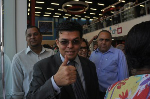 Para garantir 13º e cumprir promessa, Olarte demite 121 comissionados Para tentar sair do