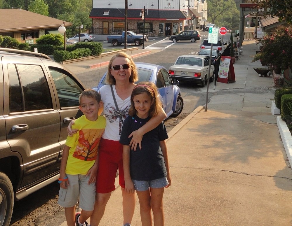 Diferença de salário médio de homens e mulheres pode chegar a quase R$ 1 mil no país Advogada Júlia Ximenes em viagem com os filhos gêmeos. (Foto: Arquivo pessoal)