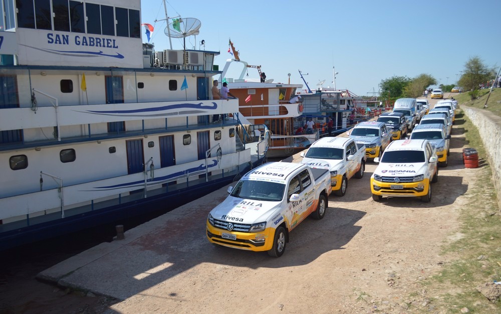 Caminhonetes aguardando travessia no rio Paraguai, em Porto Murtinho (Foto: Anderson Viegas)