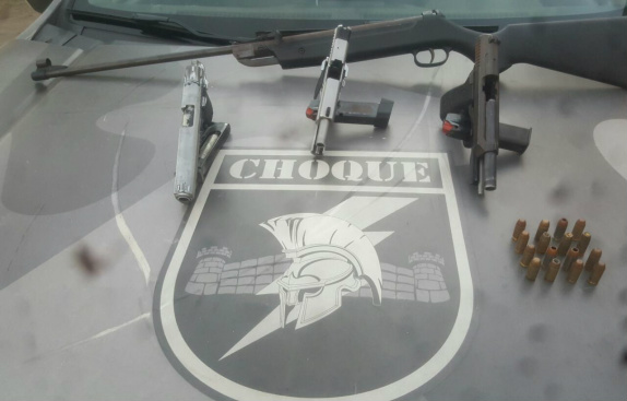 Armas apreendidas. (PM/Divulgação)