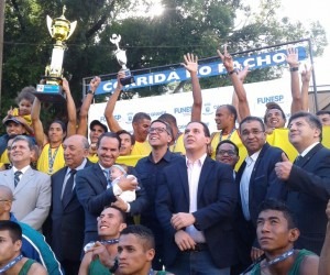 Prefeito Marcos Trad, bem como vereadores e secretários na premiação da Corrida do Facho - Bruno Henrique