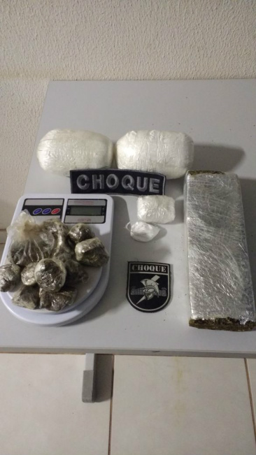 Maconha e cocaína apreendidas. (PM/Divulgação)