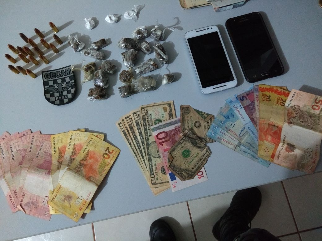 PM flagra homem com drogas e munições em frente de uma casa de shows PM flagra homem com drogas e munições em frente de uma casa de shows