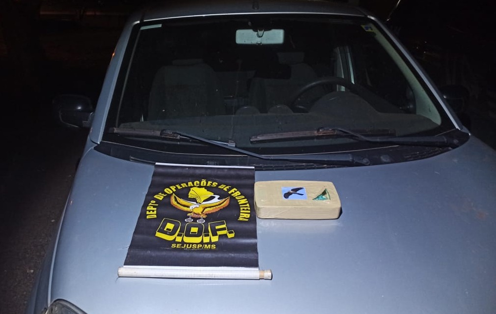 Homem é preso com pasta base de cocaína em Ponta Porã Ao perceber o bloqueio policial o homem jogou a droga na Rodovia e tentou fugir da abordagem. Divulgção