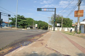 Acidente deixou rastro de sangue em avenida da Capital (Foto: Marcelo Calazans)