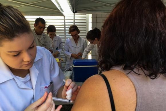 SP, RJ e BA receberão doses fracionadas da vacina contra a febre amarelaFlavia Villela/Agência Brasil