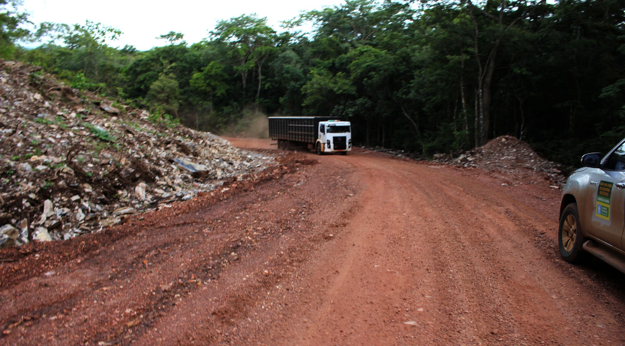 Caminhões que eram puxados por tratores, agora sobem a serra sem dificuldades para carregar boi gordo