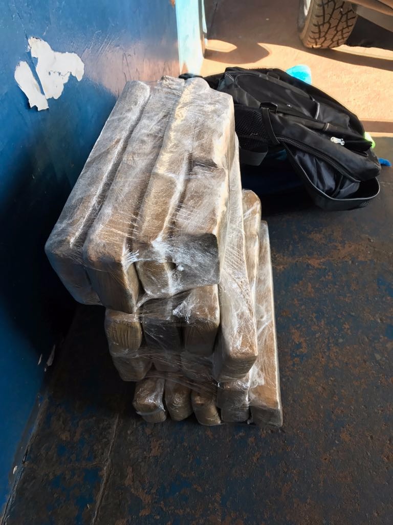 Jovem é preso com maconha em mochila no interior de ônibus Jovem é preso com maconha em mochila no interior de ônibus