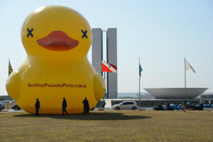 Um pato gigante foi colocado em frente ao Congresso como parte da campanha contra o aumento de impostosJosé Cruz/Agência Brasil