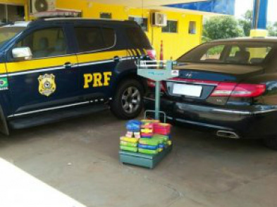 A droga estava em escondida em compartimento oculto no Azera. (Foto: PRF/ Divulgação)