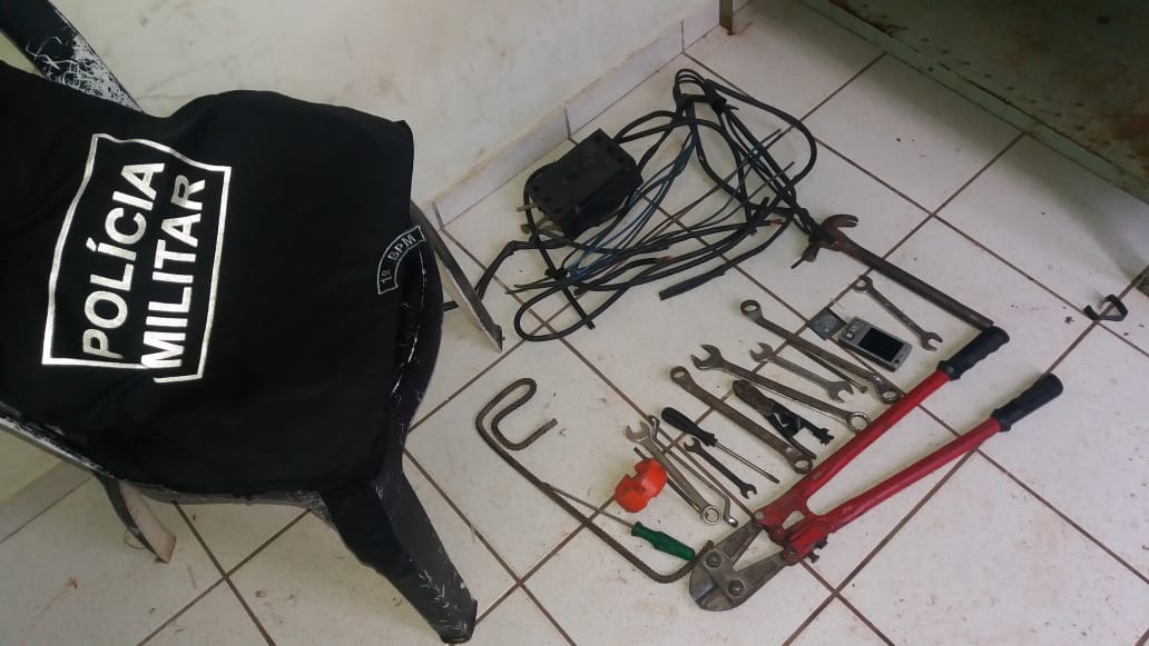 Dupla é flagrada furtando fios de cobre em prédio no centro