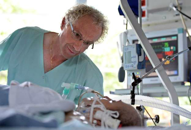 Vídeo de americana planejando a própria morte viraliza na web Médico observa paciente em coma profundo em 11 de setembro de 2013, em Estrasburgo, França