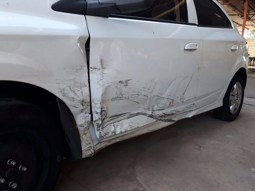 Parte onde o veículo foi atingido pelo outro carro (Foto: Facebook/Reprodução)
