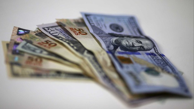 cotação da moeda norte-americana manteve pelo segundo dia consecutivo a tendência de alta, encerrando o pregão de hoje (06) com valorização de 0,84%, cotada a R$ 3,7582. O Banco Central manteve a política tradicional de swaps cambiais, sem ofertas extraordinárias de venda futura do dólar.

 
 
© REUTERS / Ricardo Moraes

