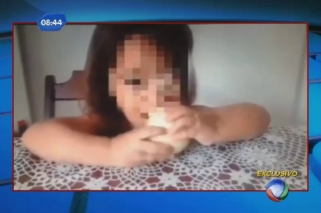 Trecho de vídeo no qual padrasto manda menina de três anos morder cebola como se fosse maçã
Reprodução/Rede Record