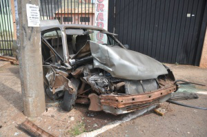 Monza ficou destruído após colisão em poste (Foto: Marcelo Calazans)