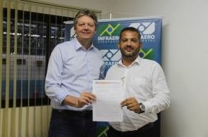 Secretário (à esquerda) entregou licença de operação.