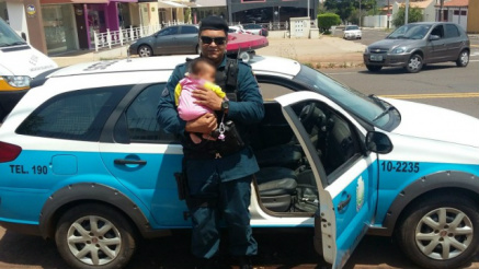 Policiais resgatam bebê de 3 meses que chorava em casa enquanto mãe dormia Policiais tiveram que transportar criança dentro de viatura, já que Conselho não pôde ir ao local por falta de carro. (Foto: Divulgação)