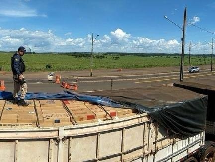 Uma das seis carretas apreendidas. (Foto: Divugalção/ PRF)