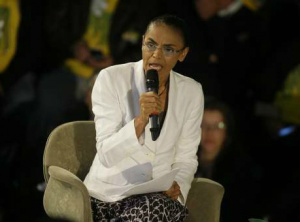 Marina Silva (PSB) anuncio seu apoio a Aécio Neves (PSDB) para o segundo turno das eleições
Foto: Andre Penner / AP