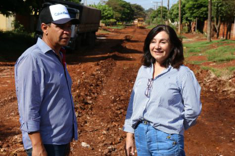 Prefeitura inicia restauração de vias sem asfalto em bairros de Dourados Prefeita vistoria recuperação de vias sem pavimentação na região do Jóquei Clube – A. Frota