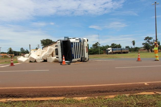 Veículo tombou em trevo e deixou pista parcialmente interditada (Foto: Alvorada Informa)