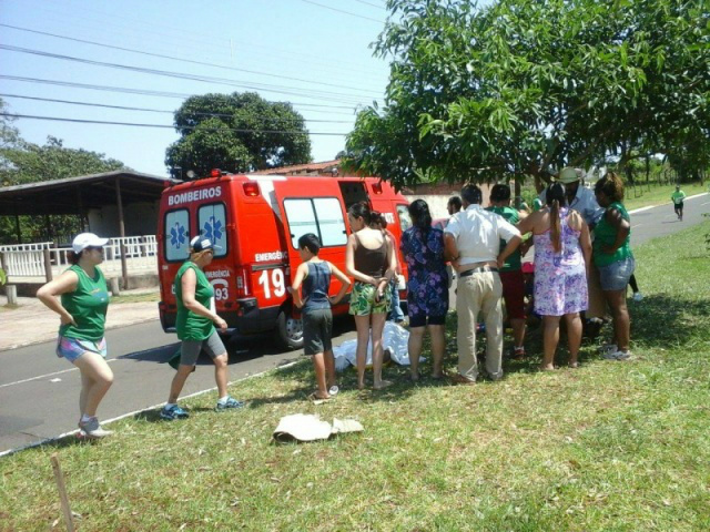 Viatura dos bombeiros no local onde participante da Volta das Nações morreu, nesta manhã. (Foto: Pedro Peralta)