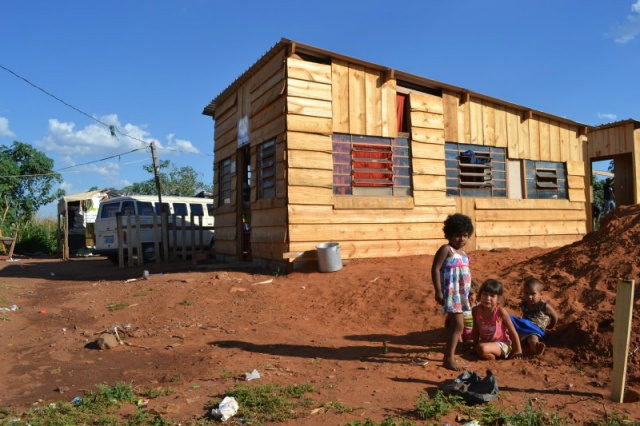 Mesmo sem ser dia de aula crianças vão a escolinha para passar o dia. (Foto: Pedro Peralta)