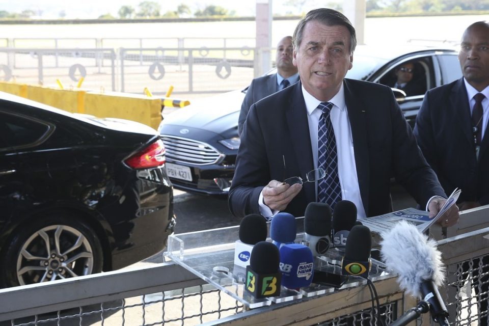 O presidente Jair Bolsonaro fala à imprensa no Palácio da Alvorada. Antonio cruz/PR