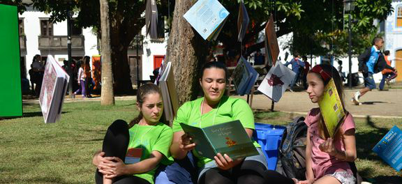 Participação da família é decisiva para formação do jovem leitor Participação da família é decisiva para formação do jovem leitorFernando Frazão/Arquivo Agência Brasil