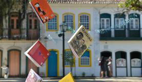 Participação da família é decisiva para formação do jovem leitor Livros infantis pendurados em árvores atraem a atenção de crianças durante Festa Literária em Paraty Fernando Frazão/Arquivo Agência Brasil
