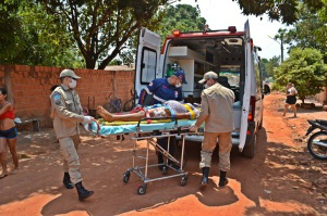 Grávida foi atingida por moto que quase atropelou criança (Foto: Eduardo Santos)