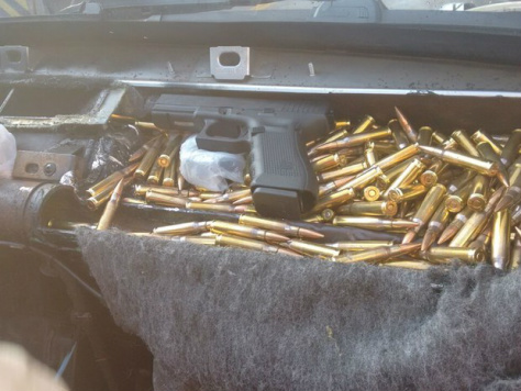 Entre as centenas de munições, polícia achou cinco pistolas (Foto: Divulgação/ Polícia Rodoviária Avaré)