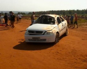 O carro ficou parcialmente destruído. (Foto: Laercio Dias Gomes/Portal Itudo)