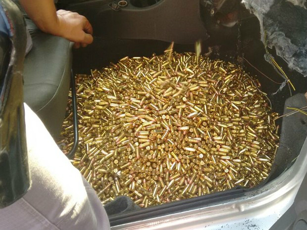 Munições de fuzil e pistola seriam levadas ao Rio de Janeiro (Foto: Divulgação/ Polícia Rodoviária Avaré)