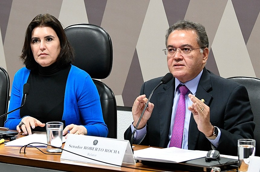 Ao lado da presidente da CCJ, senadora Simone Tebet, o relator da PEC 110/2019, senador Roberto Rocha Jefferson Rudy/Agência Senado 