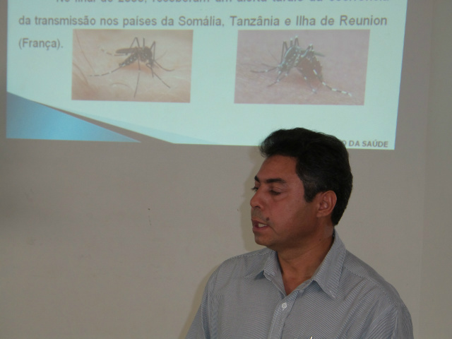 Coordenador de vetores do Estado, Gilmar Cipriano Ribeiro, fez palestra a agentes de endemias de Dourados sobre medidas preventivas à doença (Foto: Adriano Moretto)