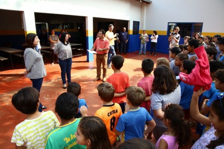 Prefeita Délia Razuk durante uma das ações de manutenção de escolas da zona rural desenvolvida no ano passado - Crédito: A. Frota