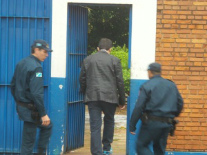 Olarte vai ao STJ para ter o mesmo direito do empresário João Amorim Prefeito afastado, Olarte (centro) está preso desde sexta-feira. (Foto: Antonio Marques)