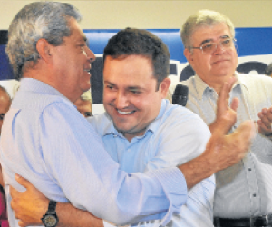 Depois da tempestade, PMDB insiste em André para governo André, abraçado com deputado Carlos Fernandes e Marun atrás, continua sendo nome para sucessão - Valdenir Rezende