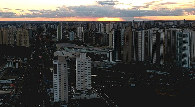 Calor com pancadas de chuva marcam o primeiro dia de horário de verão